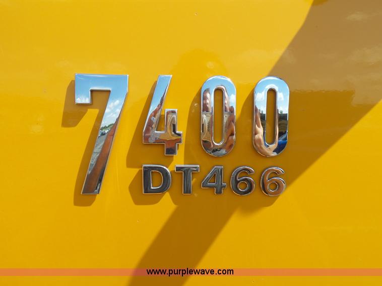 image for item L7098 2006 International 7400 truck cab and chassis