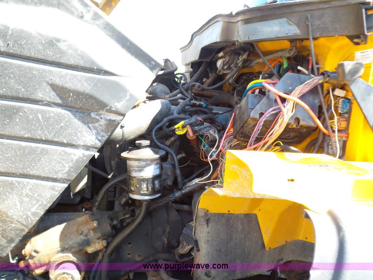 image for item L7098 2006 International 7400 truck cab and chassis