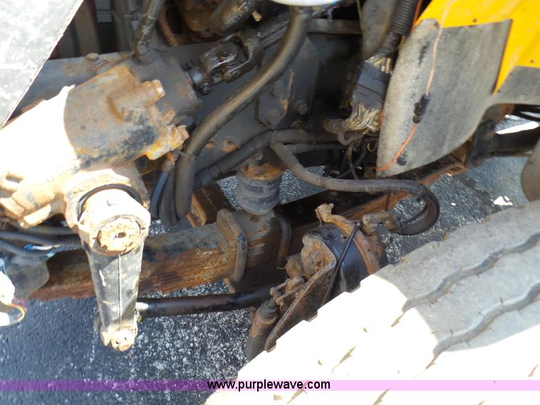 image for item L7098 2006 International 7400 truck cab and chassis