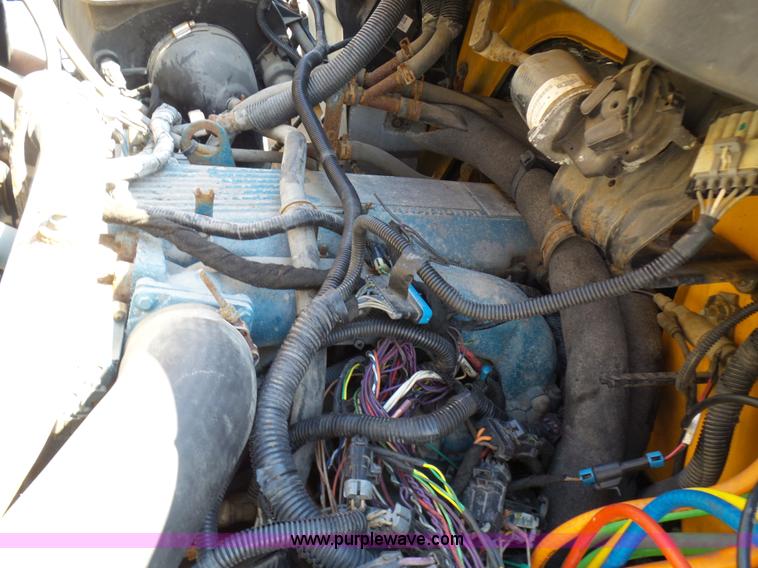 image for item L7098 2006 International 7400 truck cab and chassis