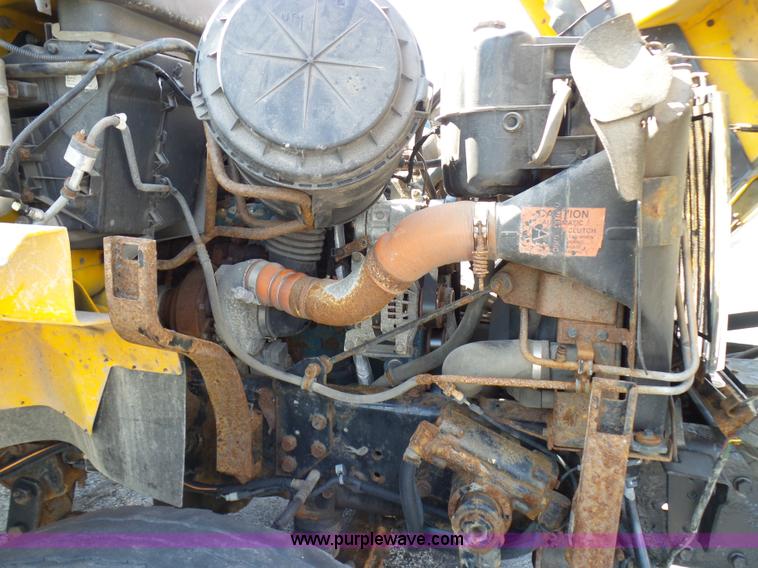 image for item L7098 2006 International 7400 truck cab and chassis