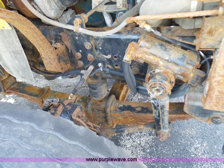 image for item L7098 2006 International 7400 truck cab and chassis