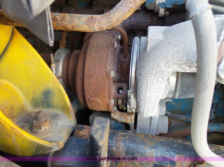 image for item L7098 2006 International 7400 truck cab and chassis