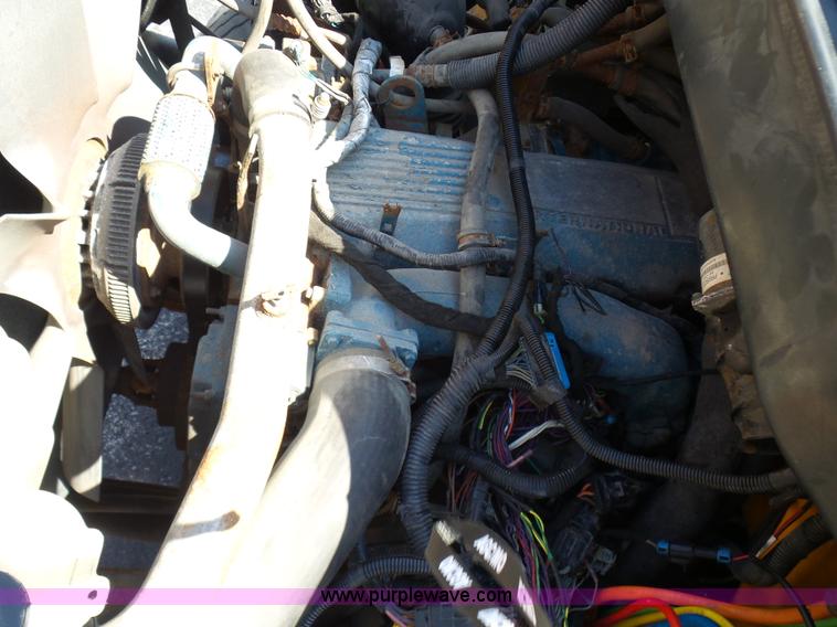 image for item L7098 2006 International 7400 truck cab and chassis