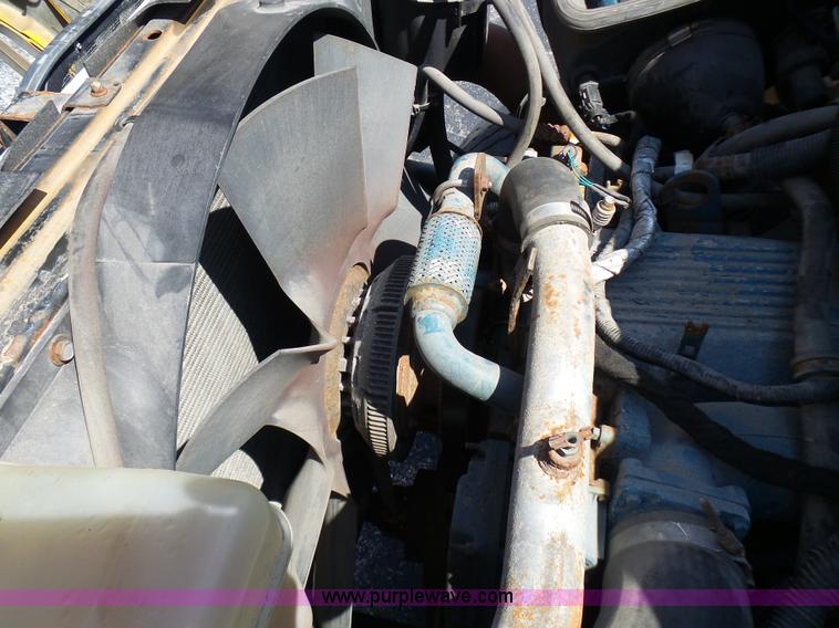 image for item L7098 2006 International 7400 truck cab and chassis