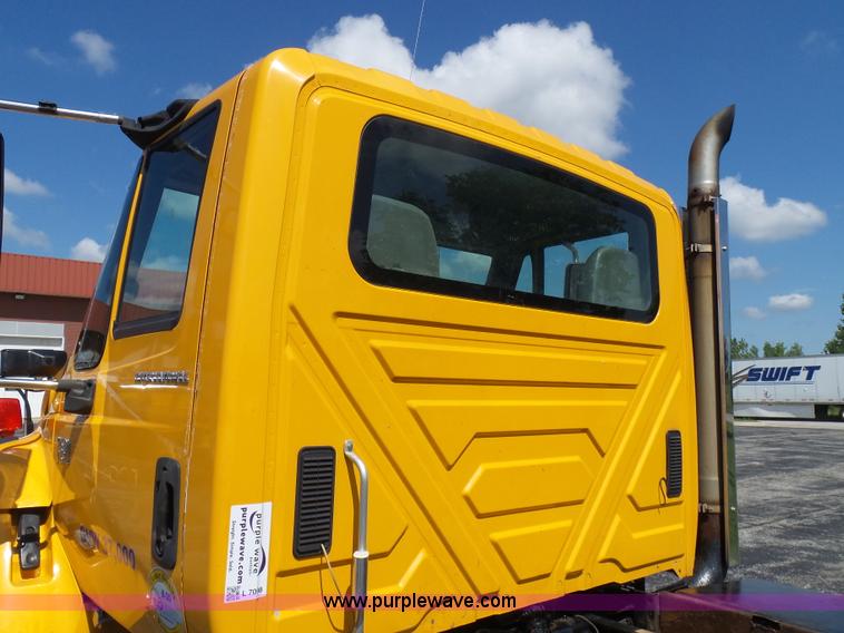 image for item L7098 2006 International 7400 truck cab and chassis