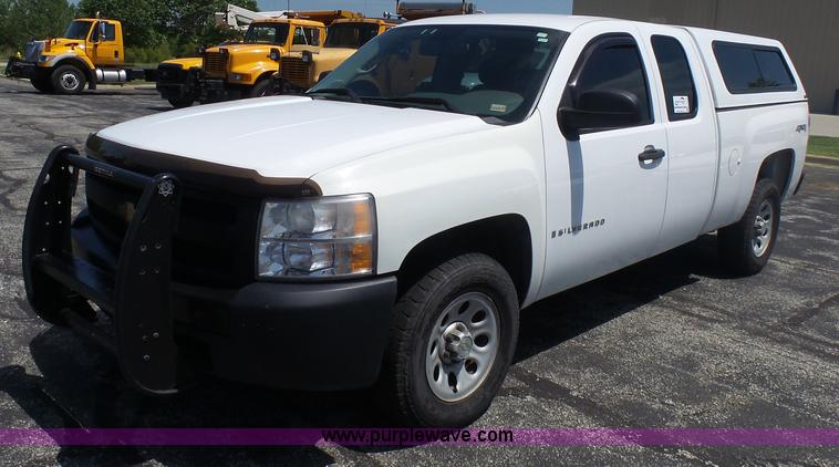 image for item L7116 2008 Chevrolet Silverado 1500 Ext. Cab pickup truck