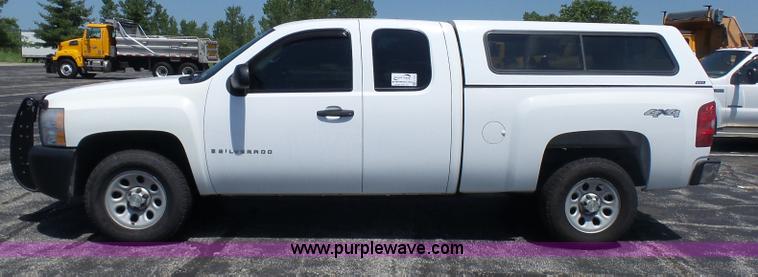 image for item L7116 2008 Chevrolet Silverado 1500 Ext. Cab pickup truck