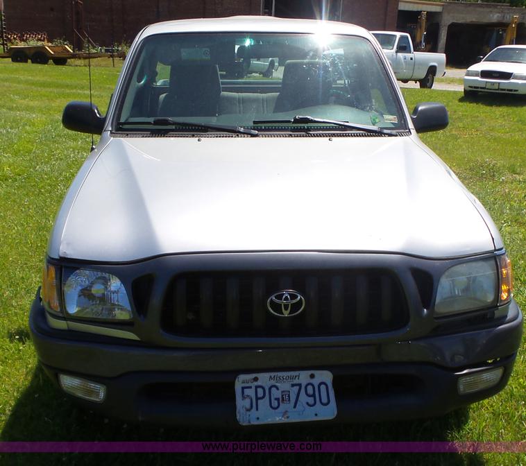 image for item BZ9578 2002 Toyota Tacoma pickup truck