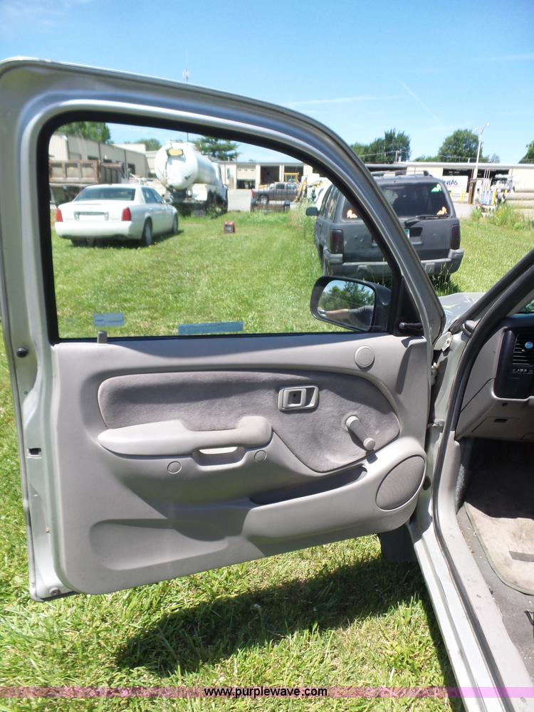 image for item BZ9578 2002 Toyota Tacoma pickup truck