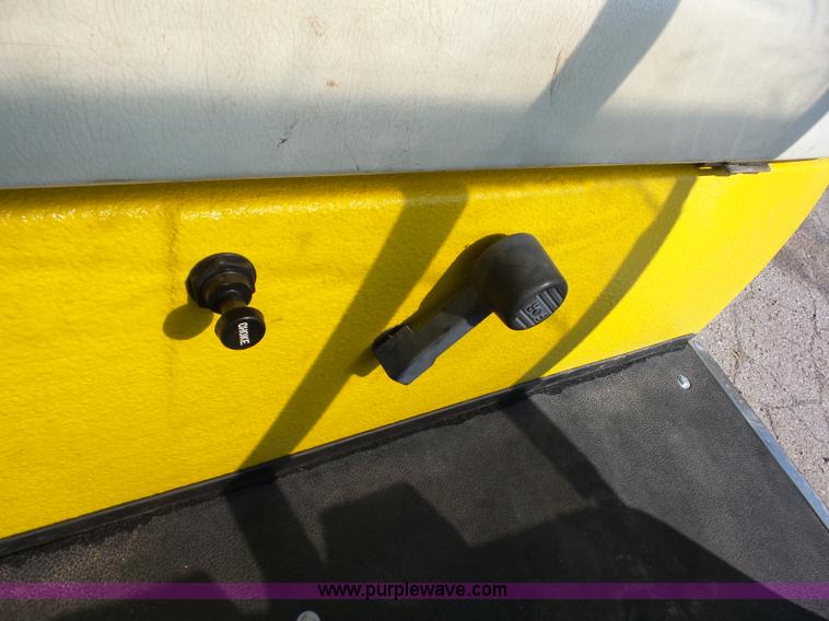 image for item BZ9621 2002 Yamaha G16A golf cart