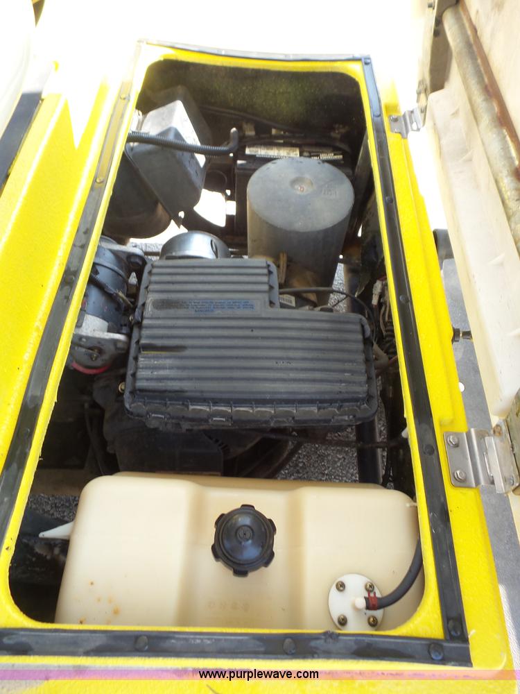 image for item BZ9621 2002 Yamaha G16A golf cart