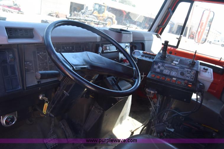 image for item CB9129 1997 International 4900 dump truck