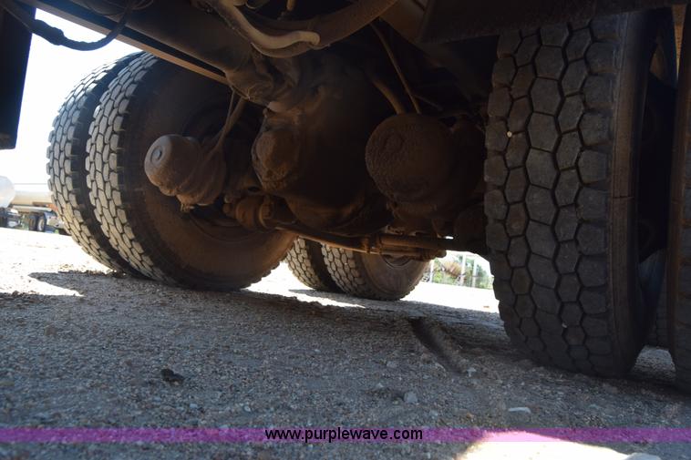 image for item CB9129 1997 International 4900 dump truck