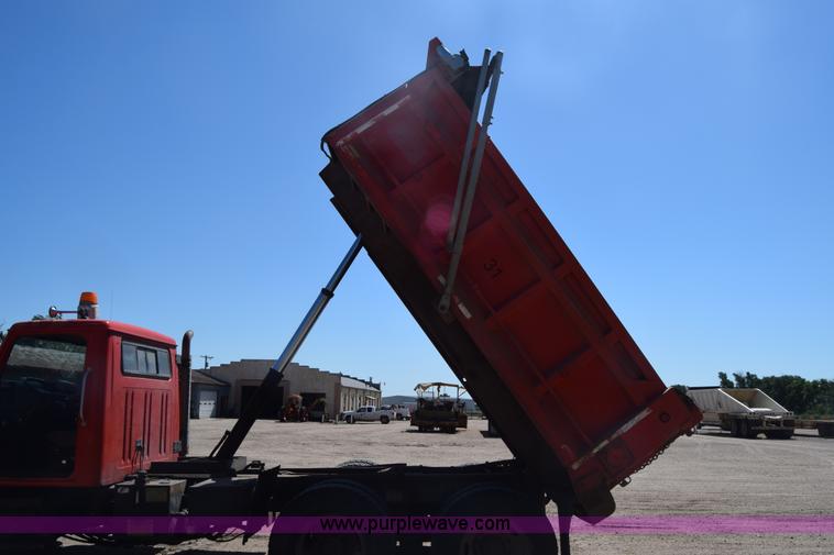 image for item CB9129 1997 International 4900 dump truck