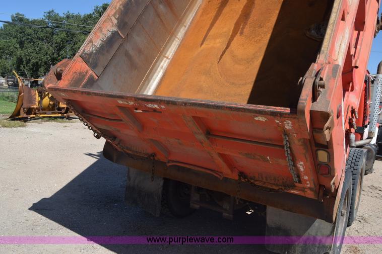 image for item CB9129 1997 International 4900 dump truck