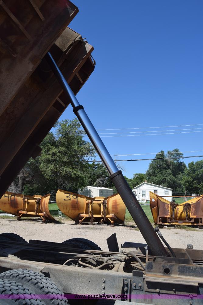 image for item CB9129 1997 International 4900 dump truck