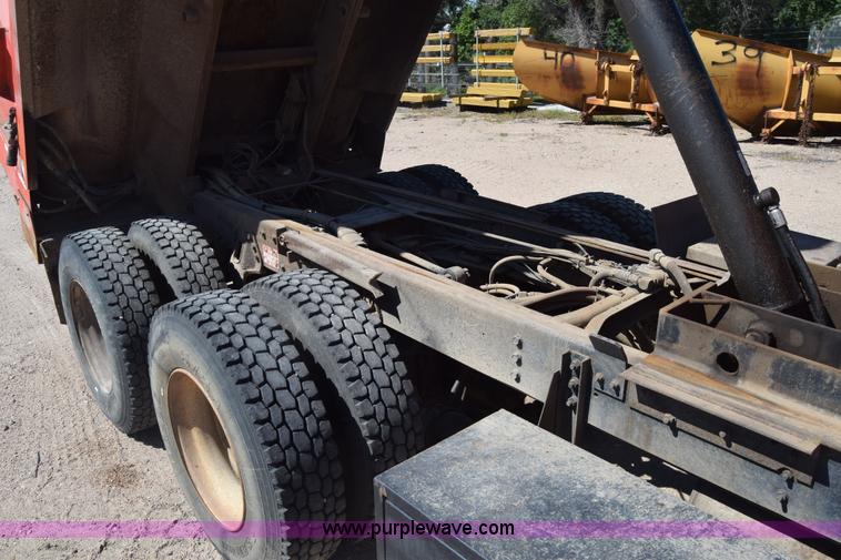 image for item CB9129 1997 International 4900 dump truck