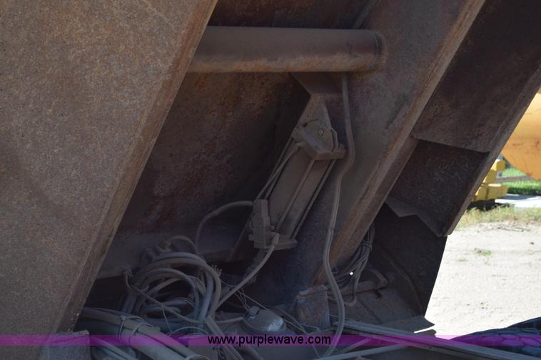 image for item CB9129 1997 International 4900 dump truck