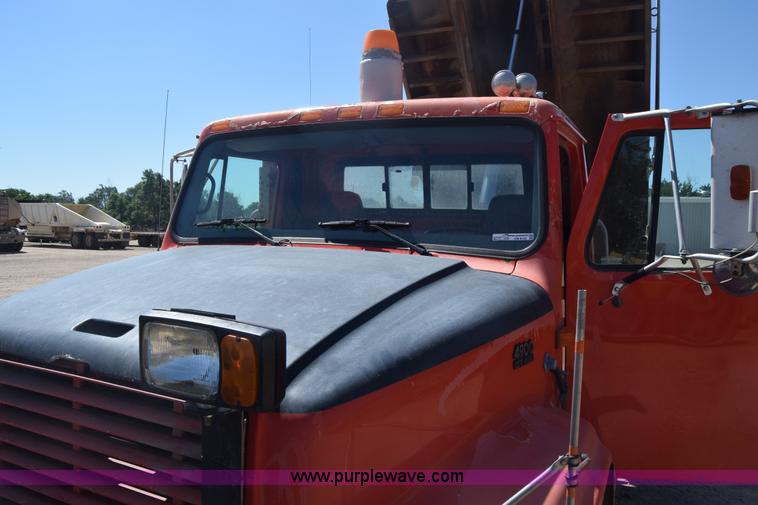 image for item CB9129 1997 International 4900 dump truck
