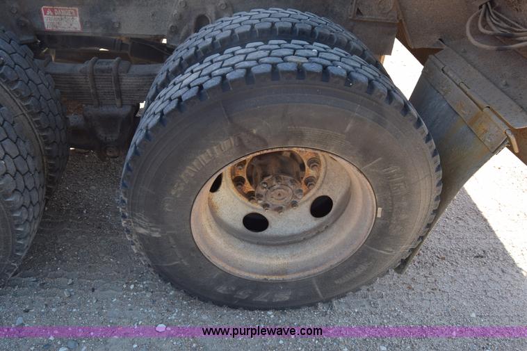 image for item CB9129 1997 International 4900 dump truck