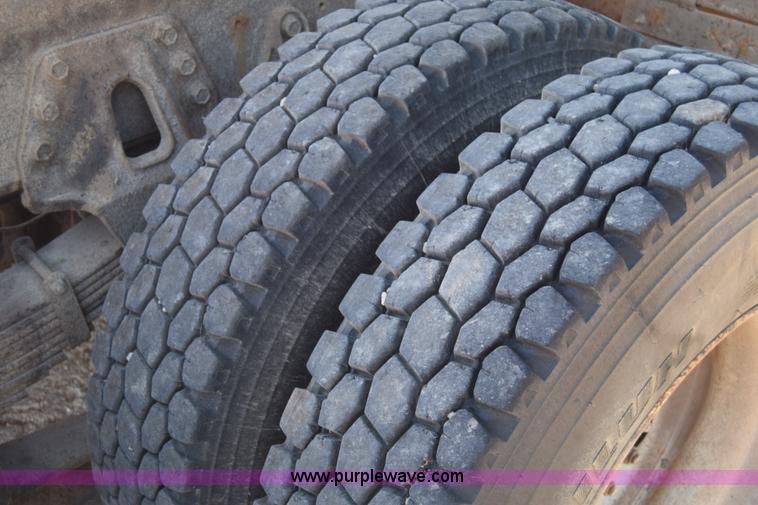 image for item CB9129 1997 International 4900 dump truck