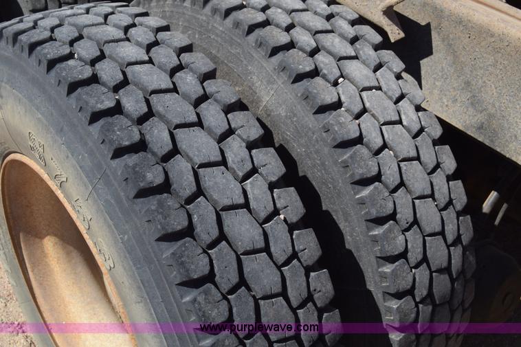 image for item CB9129 1997 International 4900 dump truck