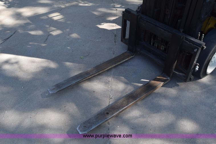 image for item CB9166 2002 Yale GLC060ZGNGAE084 forklift