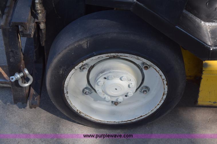 image for item CB9166 2002 Yale GLC060ZGNGAE084 forklift