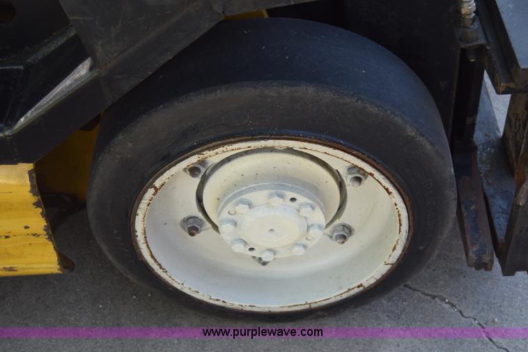 image for item CB9166 2002 Yale GLC060ZGNGAE084 forklift