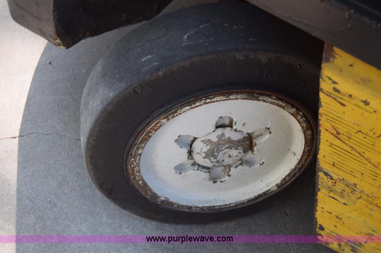 image for item CB9166 2002 Yale GLC060ZGNGAE084 forklift