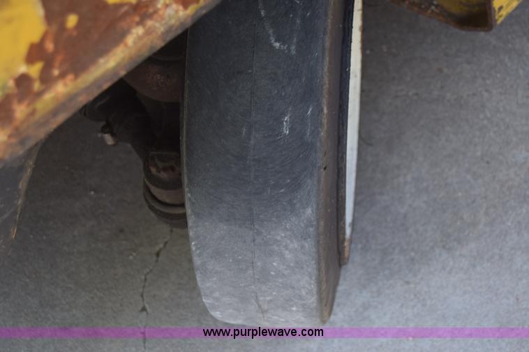 image for item CB9166 2002 Yale GLC060ZGNGAE084 forklift