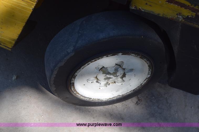 image for item CB9166 2002 Yale GLC060ZGNGAE084 forklift