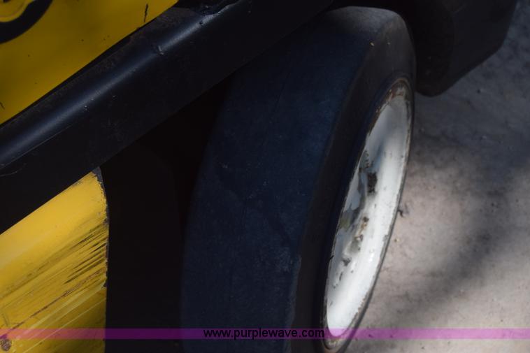 image for item CB9166 2002 Yale GLC060ZGNGAE084 forklift