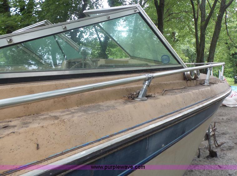 image for item CC9276 1982 Wellcraft 196 Sunhatch boat