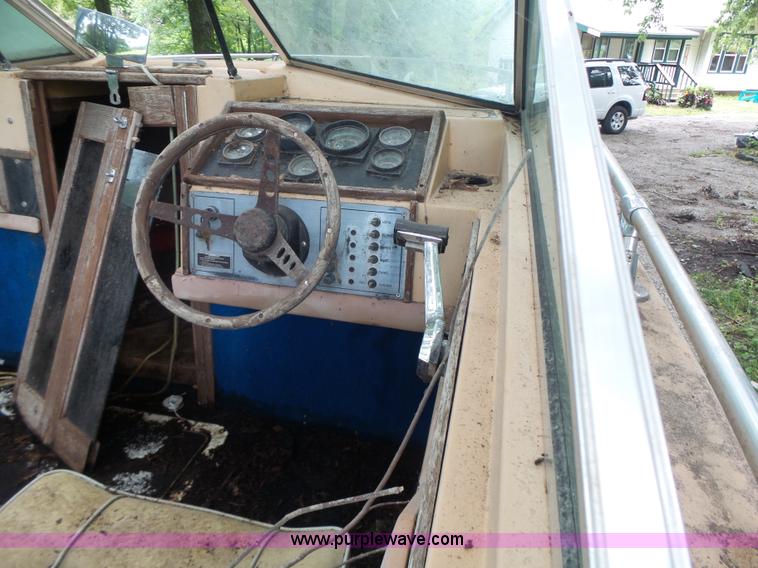 image for item CC9276 1982 Wellcraft 196 Sunhatch boat