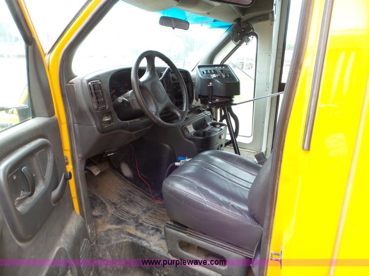 image for item CC9916 2002 Chevrolet Express G3500 bus