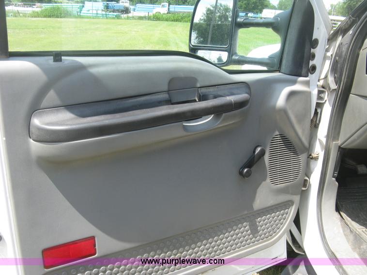 image for item J2776 2007 Ford F450 Super Duty XL flatbed truck