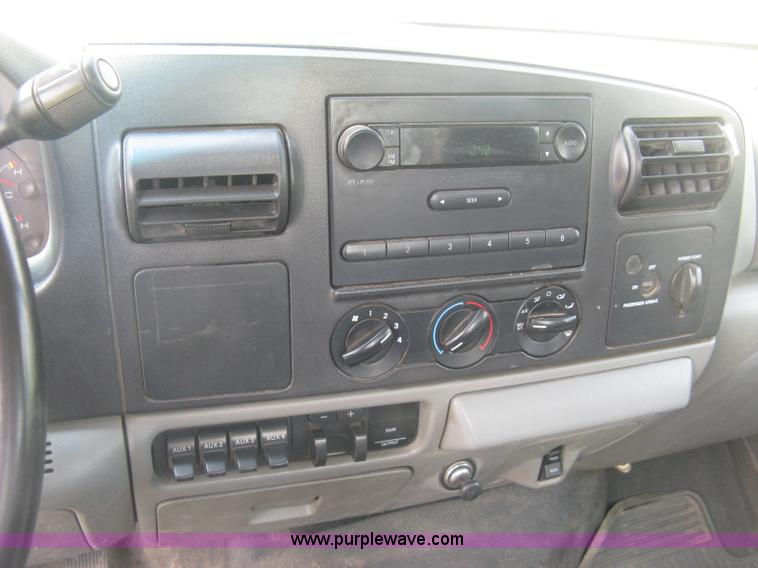 image for item J2776 2007 Ford F450 Super Duty XL flatbed truck