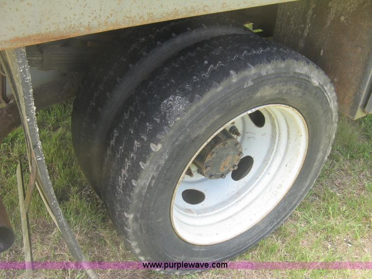 image for item J2776 2007 Ford F450 Super Duty XL flatbed truck