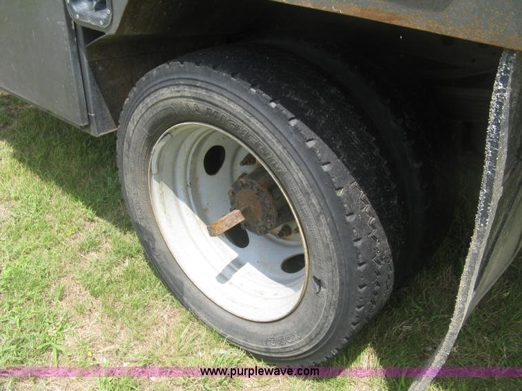 image for item J2776 2007 Ford F450 Super Duty XL flatbed truck