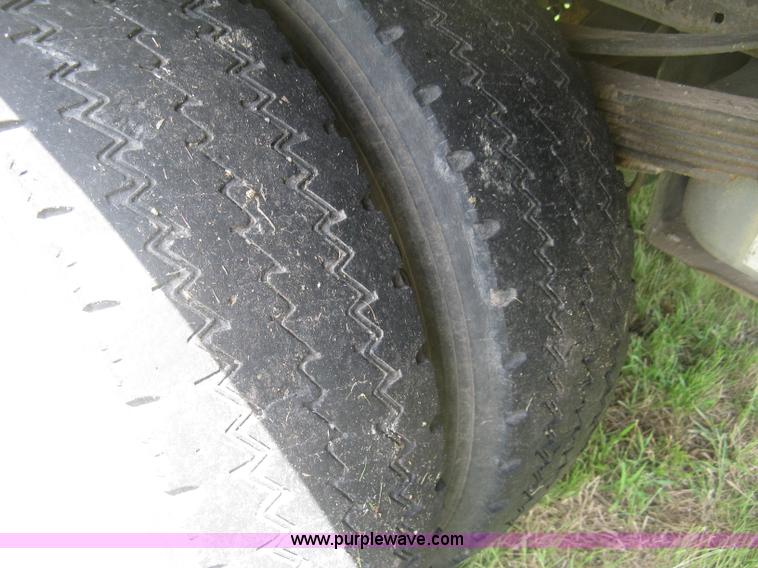 image for item J2776 2007 Ford F450 Super Duty XL flatbed truck