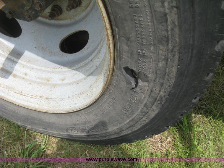 image for item J2776 2007 Ford F450 Super Duty XL flatbed truck