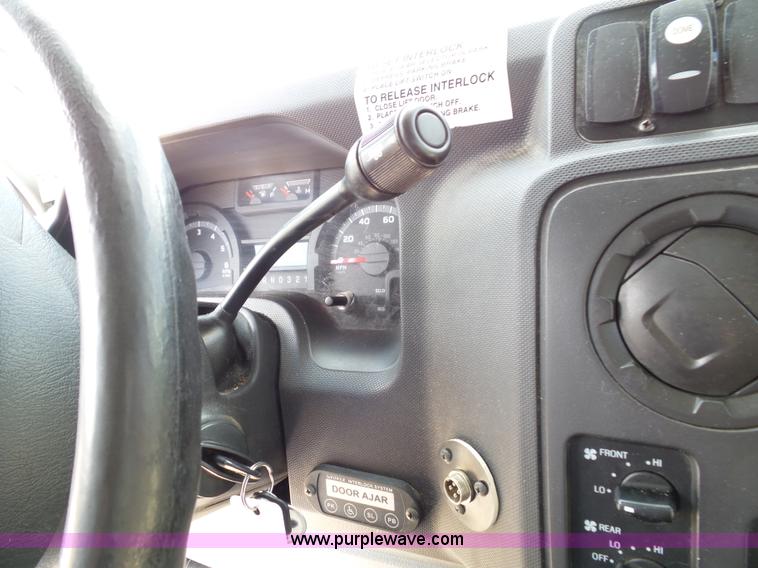 image for item J4037 2010 Ford E450 Super Duty shuttle bus