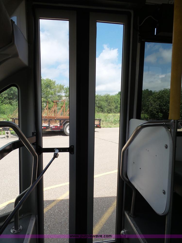 image for item J4037 2010 Ford E450 Super Duty shuttle bus