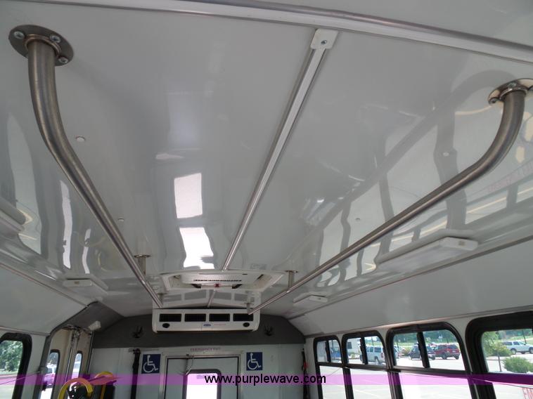 image for item J4037 2010 Ford E450 Super Duty shuttle bus