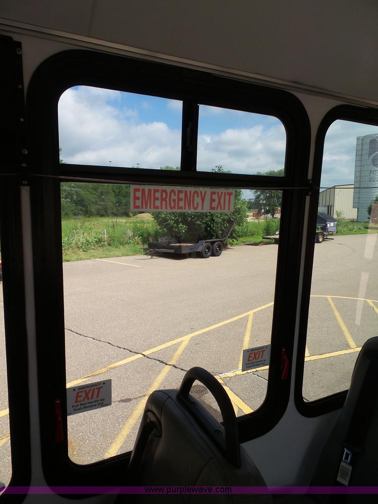 image for item J4037 2010 Ford E450 Super Duty shuttle bus