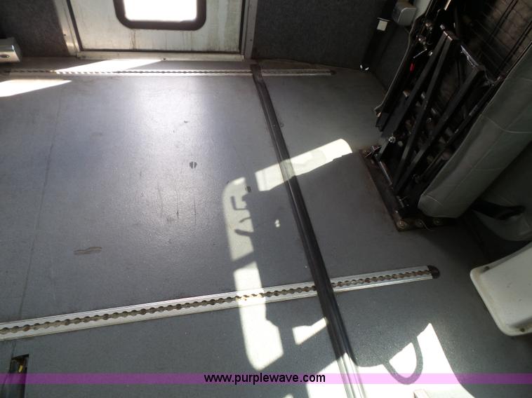 image for item J4037 2010 Ford E450 Super Duty shuttle bus