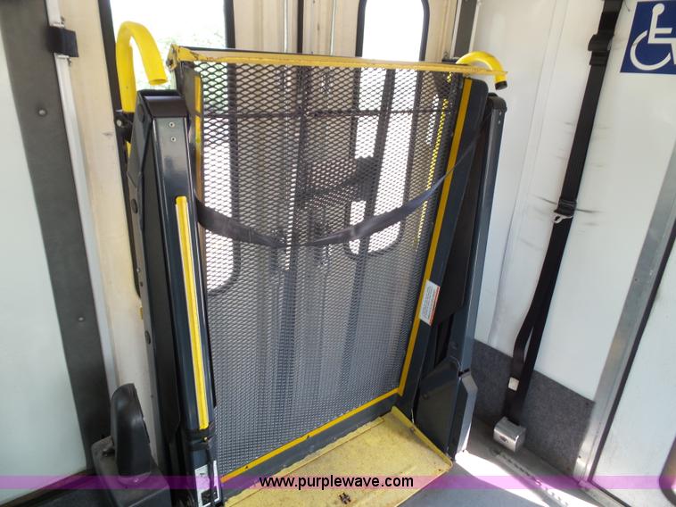 image for item J4037 2010 Ford E450 Super Duty shuttle bus