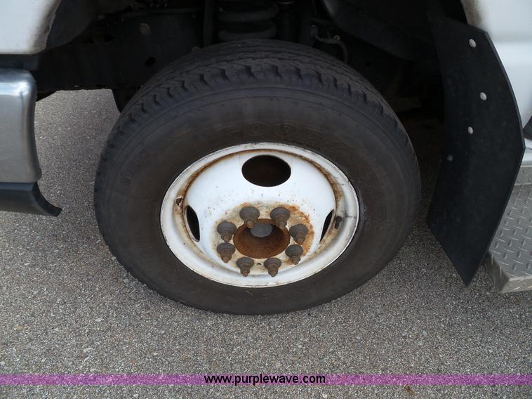 image for item J4037 2010 Ford E450 Super Duty shuttle bus